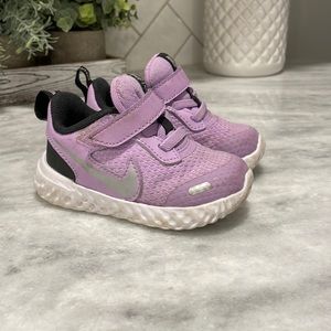 Purple toddler Nike tennis shoes size 5c